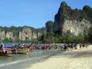 На пляже в Таиланде ждут не только дайверов, но и скалолазов